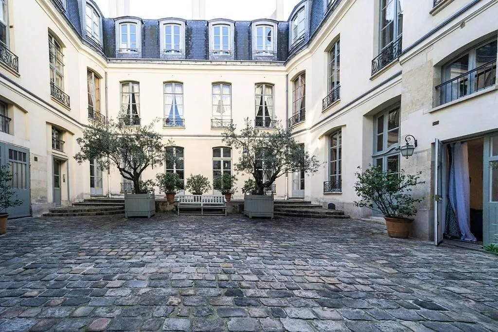 Place Des Vosges-Marrais Paris